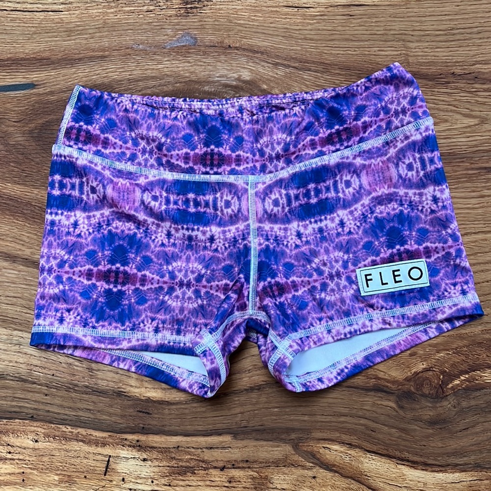 FLEO purple the-due shorts size Small. EUC!